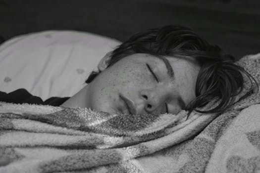 Le rôle du sommeil dans la consolidation Adolescent en train de dormir, neurosciences du sommeil ado