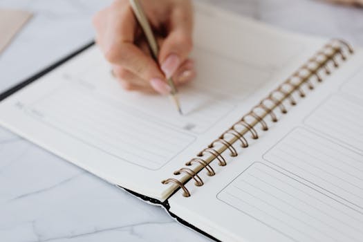 Visualiser pour avancer Adolescent ambitieux en train de visualiser son avenir, l'effet de la projection sur la motivation